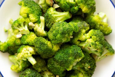 Gri arka planda, tabakta ev yapımı Brokoli, üst manzara. Yakın plan..