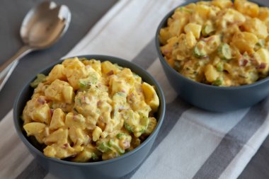 Ev yapımı Klasik Patates Salatası Kasede, yan görünüm. 