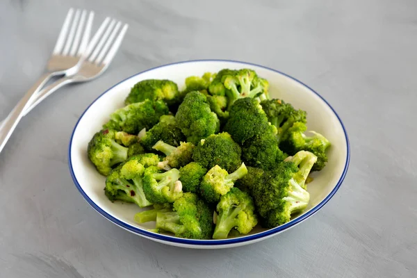 Gri Arkaplanlı Bir Tabakta Yapımı Brokoli — Stok fotoğraf