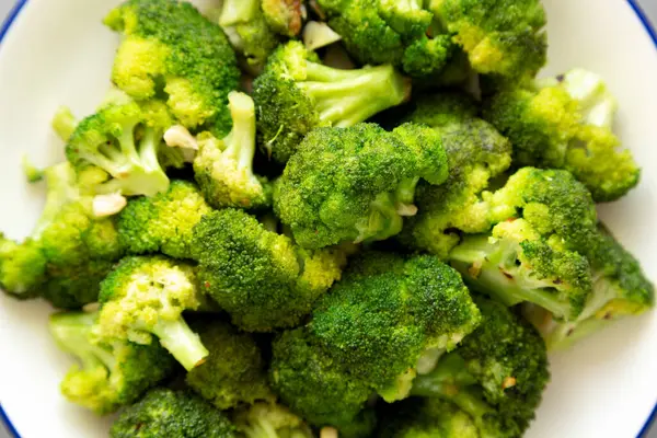 Gri Arka Planda Tabakta Yapımı Brokoli Üst Manzara Yakın Plan — Stok fotoğraf