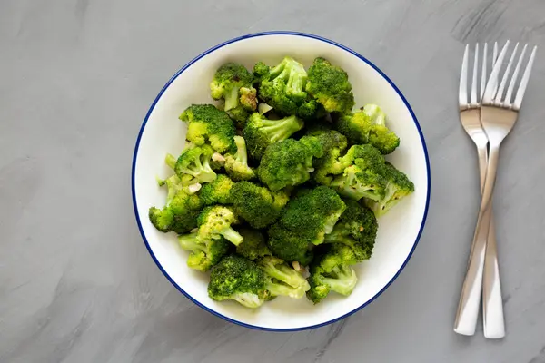 Gri Arka Planda Tabakta Yapımı Brokoli — Stok fotoğraf