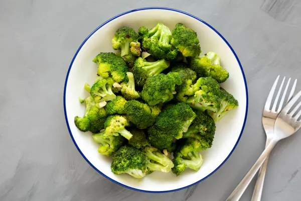 Gri Arka Planda Tabakta Yapımı Brokoli — Stok fotoğraf
