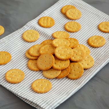 Gri zemin üzerinde deniz tuzu olan yuvarlak çıtır krakerler.. 