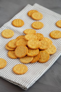 Gri zemin üzerinde deniz tuzu olan yuvarlak çıtır krakerler.. 