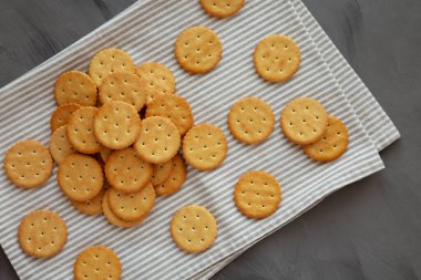 Yuvarlak çıtır krakerler ve deniz tuzu, üst manzara.. 