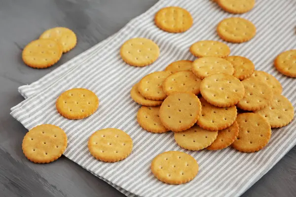 Crispy Crackers Dengan Sea Salt Pada Latar Belakang Abu Abu — Stok Foto