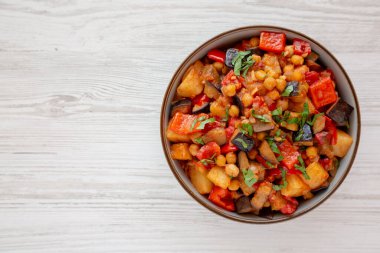 Ev yapımı patlıcan, maydanozlu domates güveci. Dümdüz, tepeden, yukarıdan. Boşluğu kopyala.