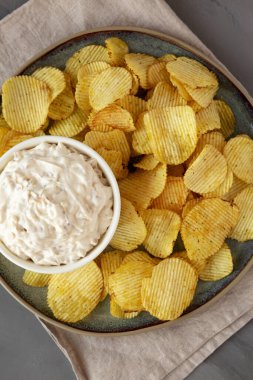 Kıtır Kıtır Patates Cipsi ve Fransız Soğan Çubuğu. Dümdüz, tepeden, yukarıdan.