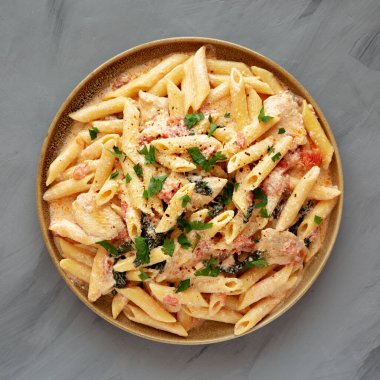 Tabakta ev yapımı kremalı tavuklu makarna, üst manzara. Dümdüz, tepeden, yukarıdan. 