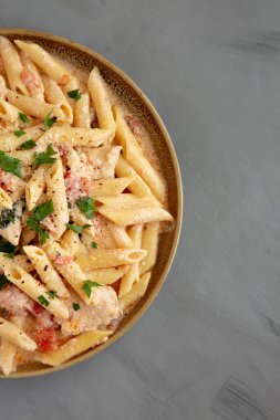 Tabakta ev yapımı kremalı tavuklu makarna, üst manzara. Dümdüz, tepeden, yukarıdan. Metin için boşluk.