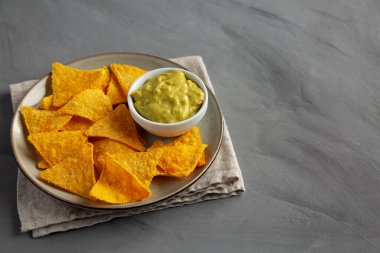 Ev yapımı Guacamole, yanında da yanında patates kızartması. Boşluğu kopyala.