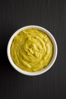 Ev yapımı Avokado Guacamole in a Bowl, top view.