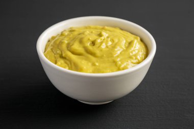 Ev yapımı Avokado Guacamole in a Bowl, side view.