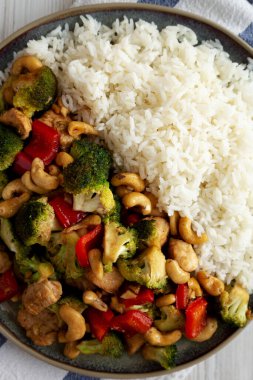 Tabakta ev yapımı kaju tavuğu kızartması, üst manzara. Yakın plan..