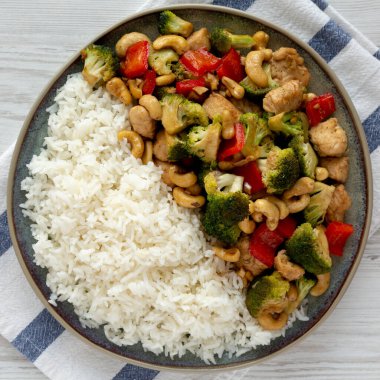 Tabakta ev yapımı kaju tavuğu kızartması, üst manzara. Yakın plan..