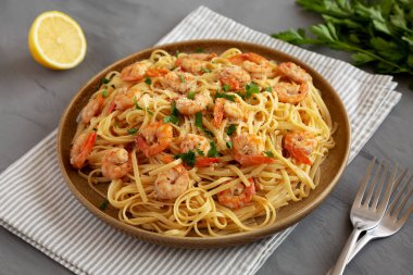Fırında karides, Scampi Linguine Pasta, yanında da Maydanoz.. 