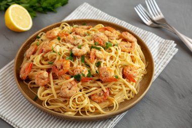 Fırında karides, Scampi Linguine Pasta ve yanında da Maydanoz. Yakın plan..