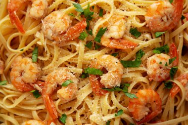 Fırında karides, Scampi Linguine Makarnası ve Maydanoz. Yakın plan..