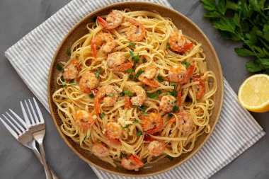 Fırında karides, Scampi Linguine Makarnası ve Maydanoz. Dümdüz, tepeden, yukarıdan.