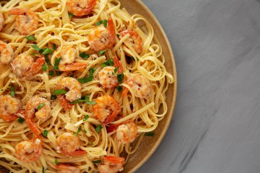 Fırında karides, Scampi Linguine Makarnası ve Maydanoz. Dümdüz, tepeden, yukarıdan. Boşluğu kopyala.