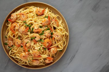 Fırında karides, Scampi Linguine Makarnası ve Maydanoz. Dümdüz, tepeden, yukarıdan. Boşluğu kopyala.