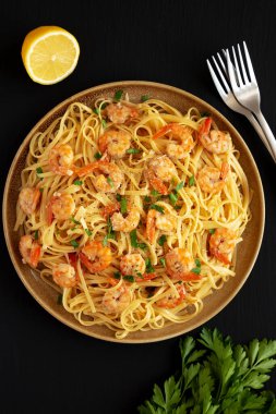 Fırında karides, Scampi Linguine Makarnası ve Maydanoz. Dümdüz, tepeden, yukarıdan. 