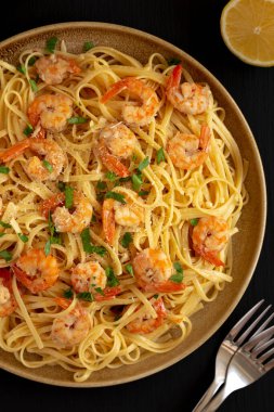 Fırında karides, Scampi Linguine Makarnası ve Maydanoz. Dümdüz, tepeden, yukarıdan. 