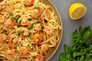 Fırında karides, Scampi Linguine Makarnası ve Maydanoz. Dümdüz, tepeden, yukarıdan. 