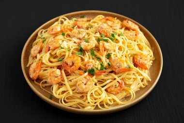 Fırında karides, Scampi Linguine Pasta, yanında da Maydanoz..