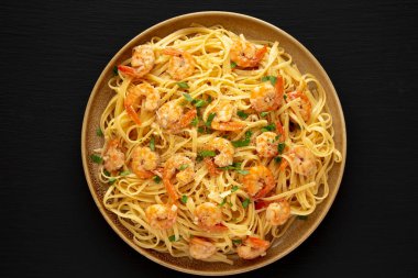 Fırında karides, Scampi Linguine Makarnası ve Maydanoz. Dümdüz, tepeden, yukarıdan. 