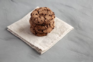 Taze siyah çikolatalı kurabiyeler, yan görüş..