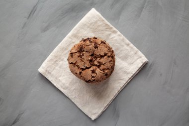 Taze siyah çikolatalı kurabiyeler, en iyi manzara. Dümdüz, tepeden, yukarıdan.