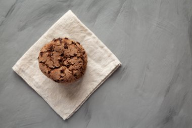 Taze siyah çikolatalı kurabiyeler, en iyi manzara. Dümdüz, tepeden, yukarıdan. Boşluğu kopyala.