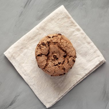 Taze siyah çikolatalı kurabiyeler, en iyi manzara. Dümdüz, tepeden, yukarıdan. 