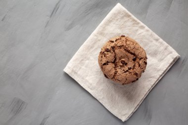 Taze siyah çikolatalı kurabiyeler, en iyi manzara. Dümdüz, tepeden, yukarıdan. 