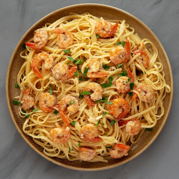 Fırında karides, Scampi Linguine Makarnası ve Maydanoz. Dümdüz, tepeden, yukarıdan. 