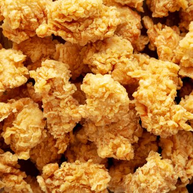 Ev yapımı patlamış mısır tavuğu, en iyi manzara. Dümdüz, tepeden, yukarıdan. 