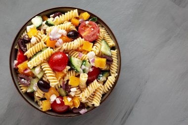 Ev yapımı Yunan Makarnası Salatası, en iyi manzara. Dümdüz, tepeden, yukarıdan. Boşluğu kopyala.