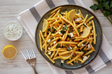 Feta ve Tzatziki ile ev yapımı Yunan kızartmaları. Dümdüz, tepeden, yukarıdan.