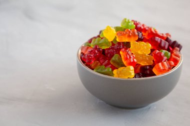 Renkli Fruity Jummy Bears in a Bowl, yan görüş. Boşluğu kopyala.