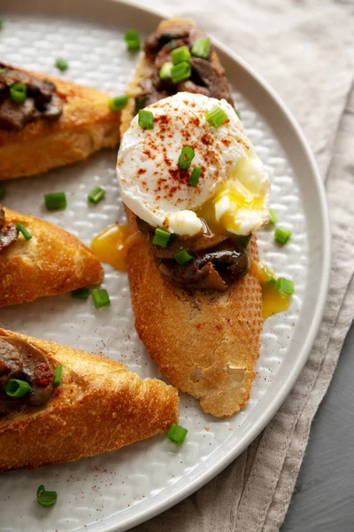 Tabakta ev yapımı kremalı mantarlı tost, yan görüş. Yakın plan..