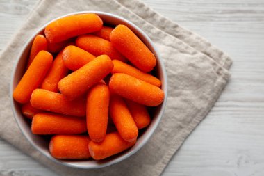 Beyaz Arkaplan 'da bir kasede çiğ havuç, üst manzara. Dümdüz, tepeden, yukarıdan.