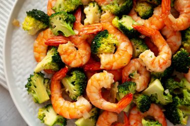 Ev yapımı Sarımsaklı Brokoli Karides Karıştırma Kızartması. Dümdüz, tepeden, yukarıdan. Yakın plan..