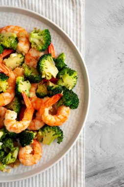 Ev yapımı Sarımsaklı Brokoli Karides Karıştırma Kızartması. Dümdüz, tepeden, yukarıdan. Boşluğu kopyala.