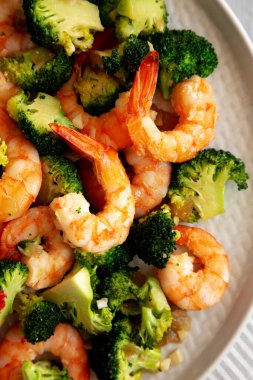 Ev yapımı Sarımsaklı Brokoli Karides Karıştırma Kızartması. Dümdüz, tepeden, yukarıdan. Yakın plan..