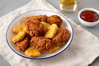 Ev yapımı tavuk nugget ve ketçap ve bira ile tavuk kanadı..