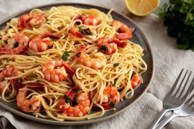 Tabakta ev yapımı sarımsaklı karides, Scampi. Yakın plan..