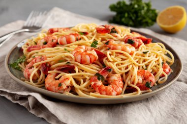 Tabakta ev yapımı sarımsaklı karides, Scampi. Yakın plan..