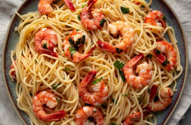 Tabakta ev yapımı sarımsaklı karides Scampi, en iyi manzara. Dümdüz, tepeden, yukarıdan. Yakın plan..