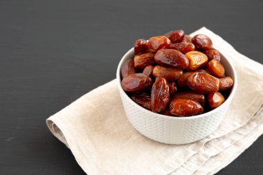 Organik Dry Deglet Nour 'un kasedeki randevuları, yan görüş. Boşluğu kopyala.